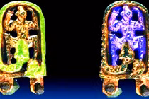 Khóa thắt lưng Trung cổ khắc rắn nuốt ếch gây bí ẩn