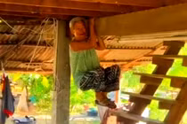 Cụ bà 80 tuổi Thái Lan gây sốt với màn đu xà tránh rắn