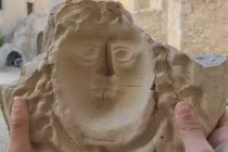 Phát hiện mặt nạ Medusa kỳ lạ tại Sicily cổ đại