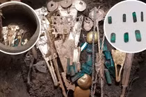 8 chiếc bình đựng ngọc lục bảo trong ngôi mộ cổ 