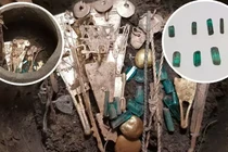 8 chiếc bình đựng ngọc lục bảo trong ngôi mộ cổ 