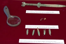 Sửng sốt thanh kiếm đồng nằm gọn trên tay chiến binh trong mộ cổ 