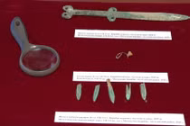 Sửng sốt thanh kiếm đồng nằm gọn trên tay chiến binh trong mộ cổ 