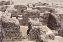 Dưới lớp cát sa mạc Ai Cập, phơi bày tu viện cổ kỳ lạ