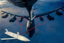 Một máy bay ném bom B-52H Stratofortress của Không quân Mỹ tiếp nhiên liệu trên không trong Chiến dịch Epic Fury, dường như mang theo các tên lửa hành trình tầm xa thuộc họ AGM-158 JASSM để thực hiện các đòn tấn công chính xác tầm xa nhằm vào các mục tiêu quân sự giá trị cao của Iran (Nguồn ảnh: Bộ Quốc phòng Mỹ).
