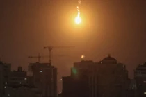 Bầu trời Nga rực sáng khi bị 121 UAV tấn công trong đêm