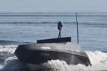 “Tàu mẹ” Barracuda tung đàn UAV tấn công tàu Nga trên sông Dnipro