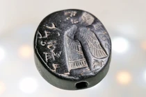 Bí ẩn con dấu đá đen khắc người có cánh 2.700 năm tuổi 