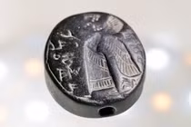 Bí ẩn con dấu đá đen khắc người có cánh 2.700 năm tuổi 