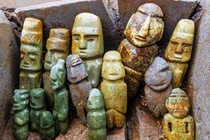 Bí ẩn rương đá Aztec giấu 15 tượng người kỳ dị và vật hiến tế