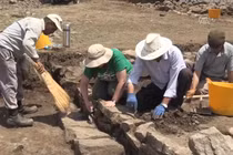 Bí ẩn chiếc bình gốm cổ 2.500 tuổi chứa dấu tích thịt nướng