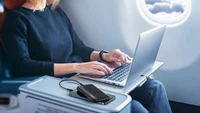Bỏ túi lưu ý quan trọng khi sạc pin điện thoại trên máy bay 