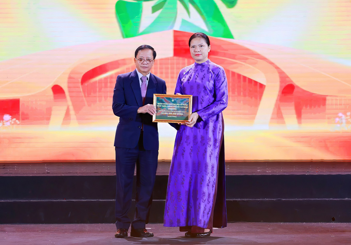 Đại diện HDBank trao tặng 10 tỷ đồng chung tay hỗ trợ đồng bào miền núi phía Bắc và miền Trung khắc phục hậu quả bão lũ, tại Lễ bế mạc Hội chợ Mùa Thu 2025 (Hà Nội), tối 3/11 hdb1.jpg