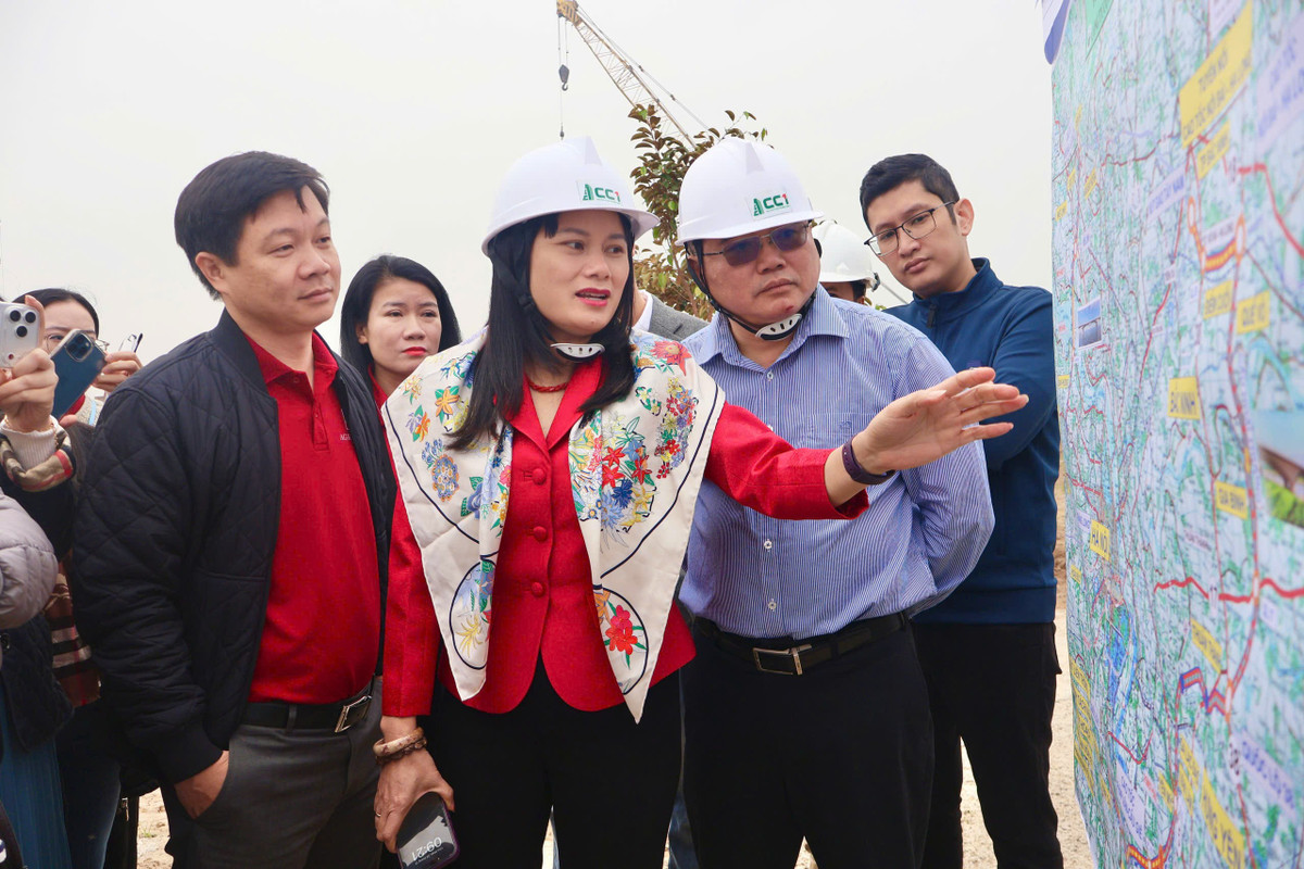 Bà Phùng Thị Bình - Phó Tổng Giám đốc Agribank trao đổi cùng đại diện chủ đầu tư tại công trường thi công Dự án