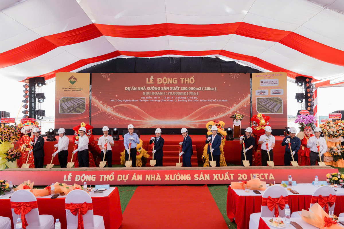 Đại diện các đơn vị cùng thực hiện các nghi thức động thổ