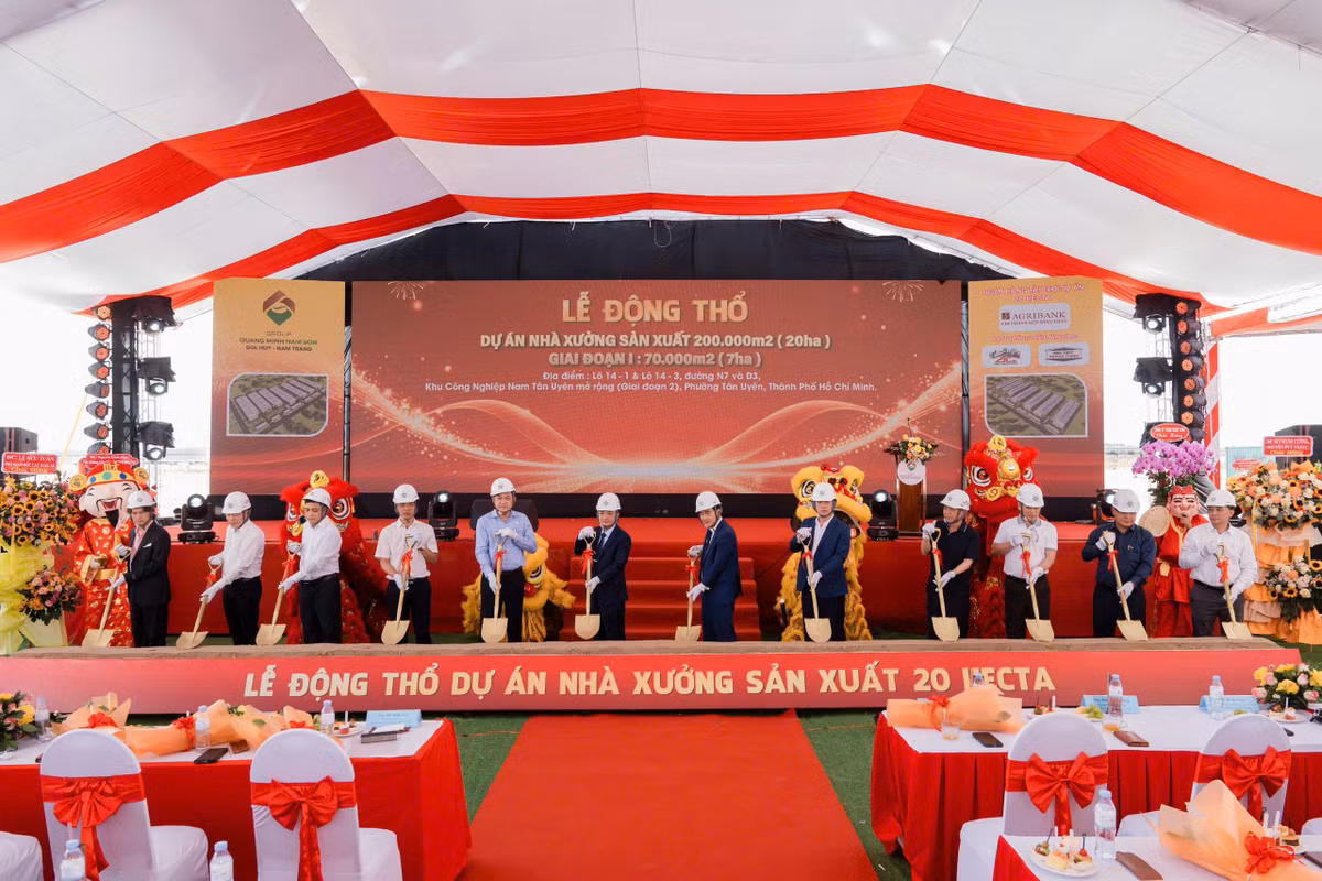 Đại diện các đơn vị cùng thực hiện các nghi thức động thổ