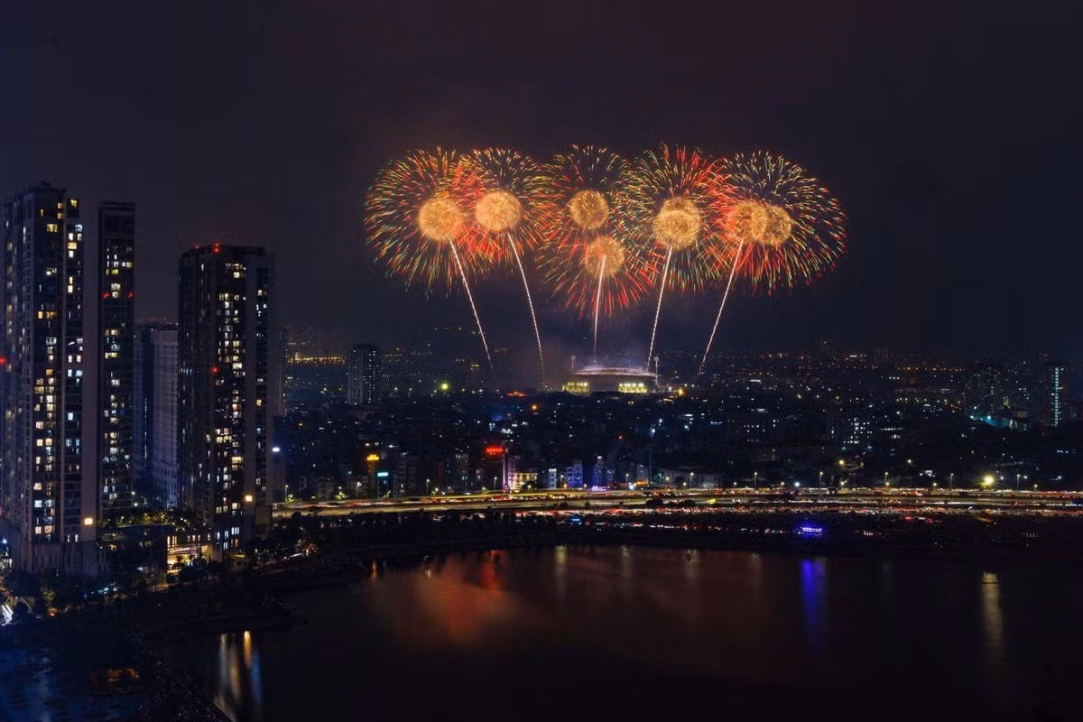 Những kỹ thuật bắn pháo hoa đỉnh cao là “đặc sản” trong các lễ hội pháo hoa do Sun Group tổ chức lần đầu được phô diễn tại Hà Nội. Từ hiệu ứng thị giác như tạo hình trái tim, ngôi sao, vương miện hoa cẩm tú cầu, đến hiệu ứng chuyển động biến hình phong phú, hiệu ứng khói màu 7 sắc cầu vồng, âm thanh sói hú… Hệ thống lập trình hiện đại cho phép căn thời điểm kích nổ chính xác gần như tuyệt đối, giúp pháo khớp nhạc gần như tức thời - một tiêu chuẩn chỉ thấy ở các Festival pháo hoa lớn trên thế giới.