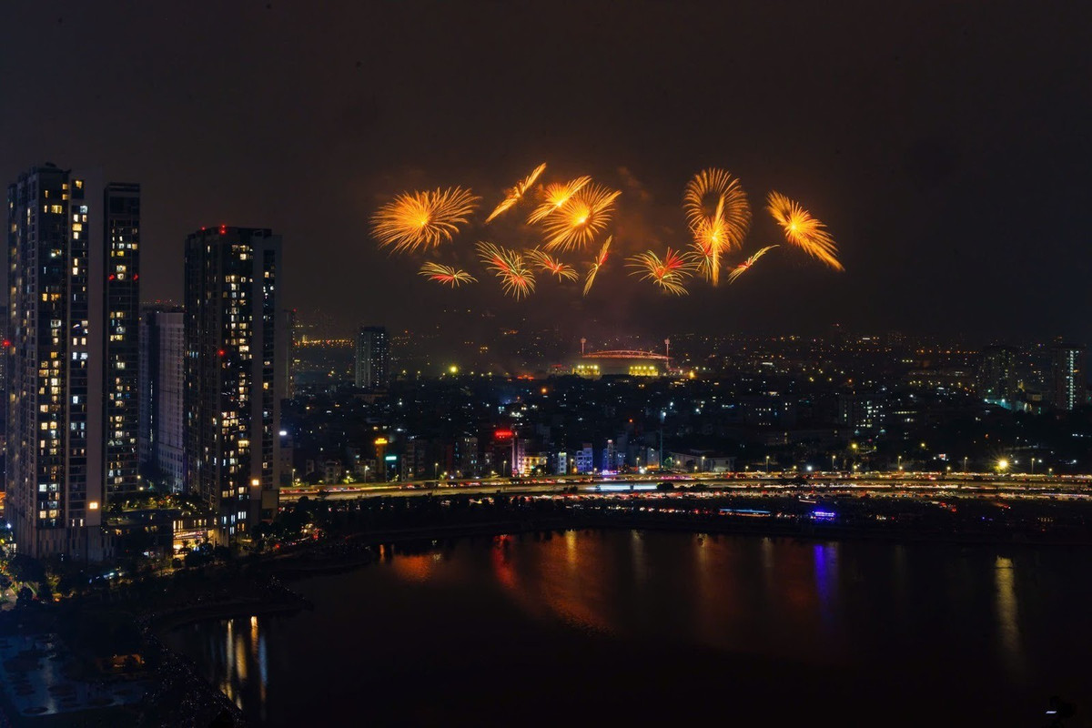 Khán giả đã được xem một show pháo hoa hoàn chỉnh, với cảm xúc thăng hoa tăng dần theo từng lớp và bùng nổ về cuối. Từng nhịp pháo biến hóa, khi lãng mạn, vui tươi, lúc uy nghi, bùng nổ khiến khán giả liên tục hò reo vì choáng ngợp, đồng thời biến một chương trình chính luận nghệ thuật trở nên gần gũi, bay bổng.