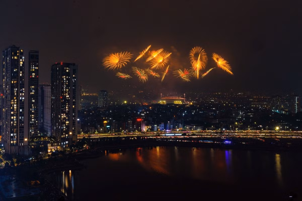 Khán giả đã được xem một show pháo hoa hoàn chỉnh, với cảm xúc thăng hoa tăng dần theo từng lớp và bùng nổ về cuối. Từng nhịp pháo biến hóa, khi lãng mạn, vui tươi, lúc uy nghi, bùng nổ khiến khán giả liên tục hò reo vì choáng ngợp, đồng thời biến một chương trình chính luận nghệ thuật trở nên gần gũi, bay bổng.