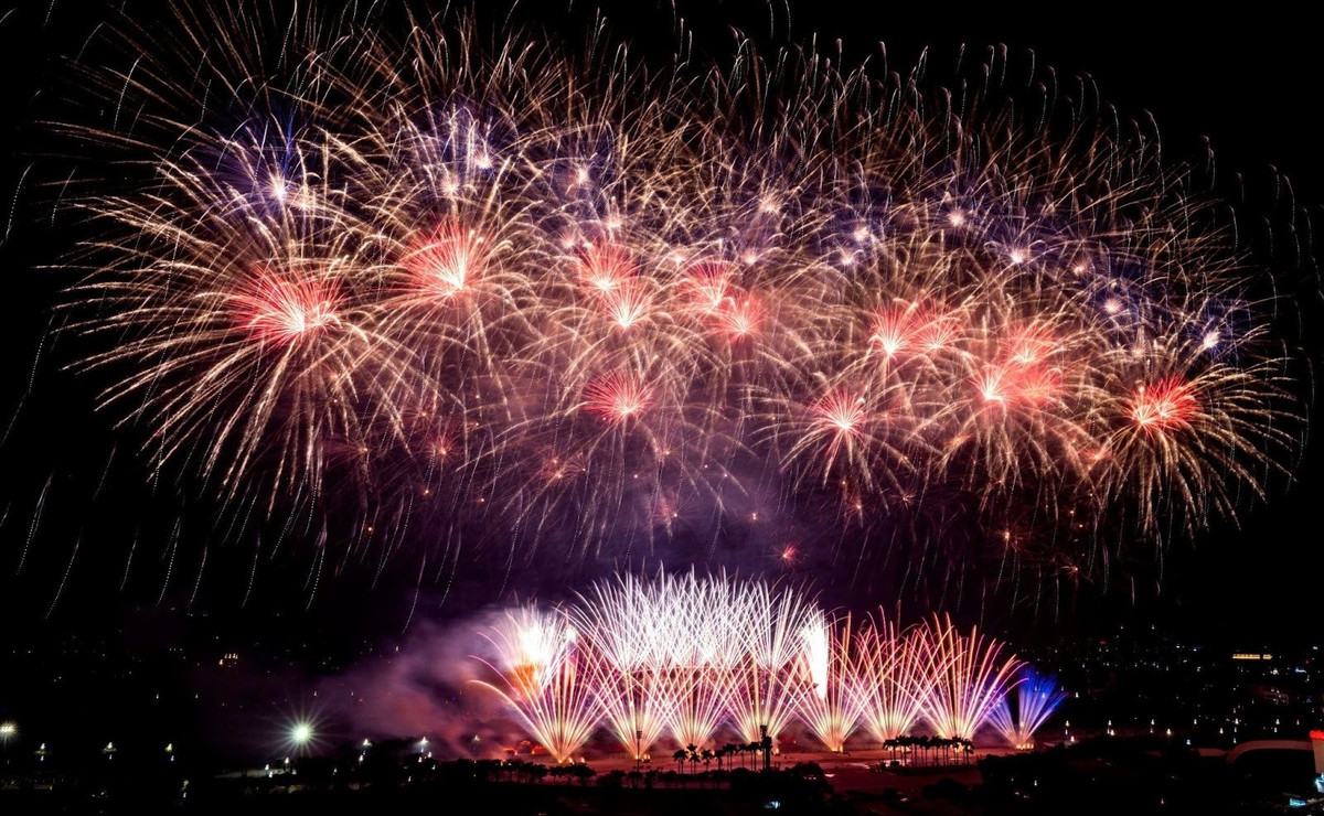 Nổi tiếng với các show diễn nghệ thuật kết hợp pháo hoa đạt kỷ lục thế giới như Symphony of The Sea, Kiss of The Sea (Phú Quốc), Symphony of The Green Island (Cát Bà)..., Sun Group lần đầu tiên mang công nghệ pháo hoa thời thượng đạt chuẩn quốc tế đến Thủ đô. Sự thành công của đại nhạc hội pháo hoa lần này là cơ sở để Tập đoàn tiếp tục theo đuổi chiến lược phát triển công nghiệp văn hóa, nâng tầm các sự kiện nghệ thuật biểu diễn và mang đến những giá trị tinh thần ý nghĩa, bền vững cho cộng đồng.