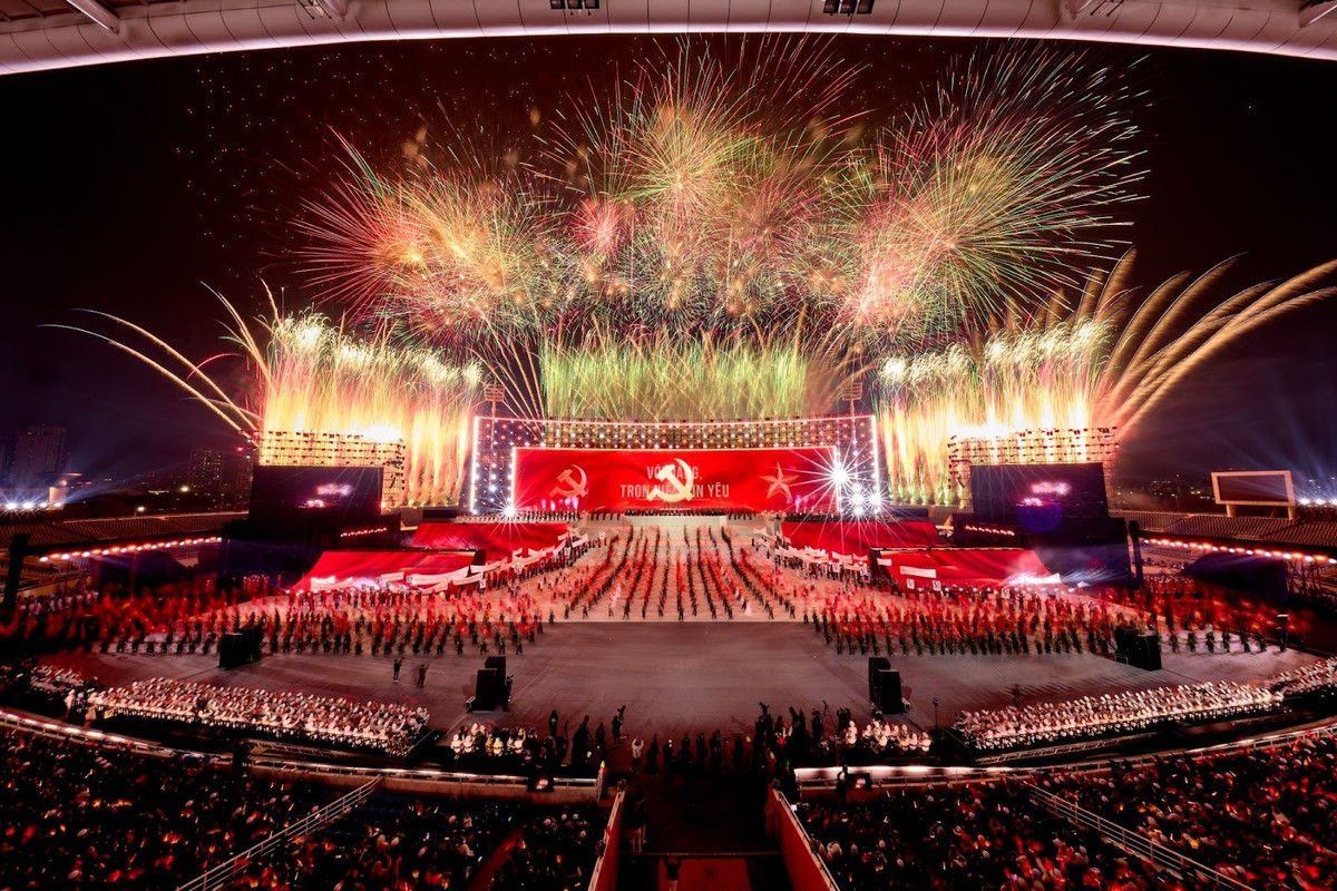 “Tôi đã tham dự nhiều chương trình âm nhạc lớn tại SVĐ quốc gia Mỹ Đình nhưng lần này vẫn phải choáng ngợp trước quy mô sự kiện. Nhiều khoảnh khắc xúc động mô tả thành tựu phát triển của đất nước khiến tôi rơi nước mắt”, chị Nguyễn Minh Tâm (Hoàng Mai, Hà Nội) chia sẻ sau khi chứng kiến các tiết mục nghệ thuật hoành tráng trên sân khấu nghệ thuật khổng lồ được dàn dựng từ hơn 3.000 m² màn hình LED di động, kết hợp hệ thống âm thanh, ánh sáng laser, 3D mapping hiện đại, khơi dậy niềm tự hào sâu sắc trong lòng người xem.