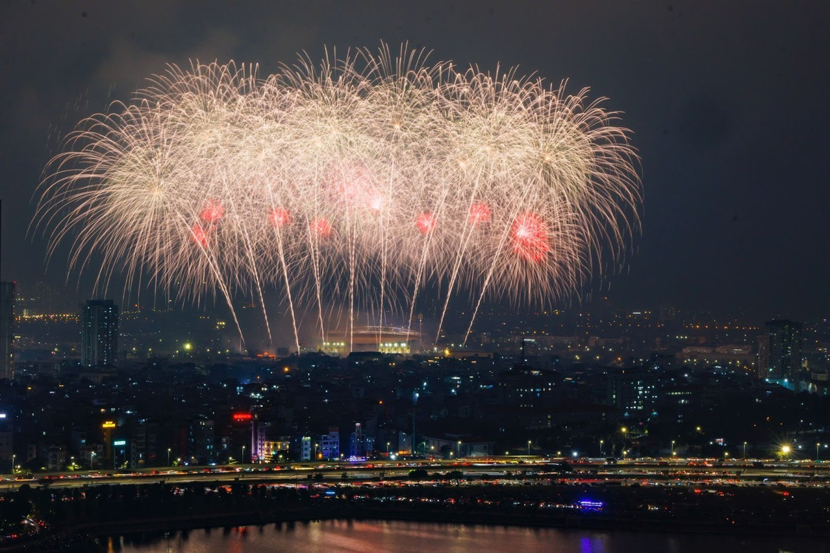 Cái rét cắt da cắt thịt của Thủ đô những ngày cuối năm không ngăn được bước chân của hàng vạn khán giả, khách mời và nghệ sĩ, diễn viên đến tham dự đêm nghệ thuật đặc biệt “Dưới lá cờ vẻ vang của Đảng”. Chương trình do Sun Group tài trợ được ví von là “concert pháo hoa quốc gia” với quy mô chưa từng có, quy tụ công nghệ, kỹ thuật pháo hoa đỉnh cao, mở ra một chuẩn mực mới cho các sự kiện văn hóa quy mô lớn tại Việt Nam trong thời gian tới.