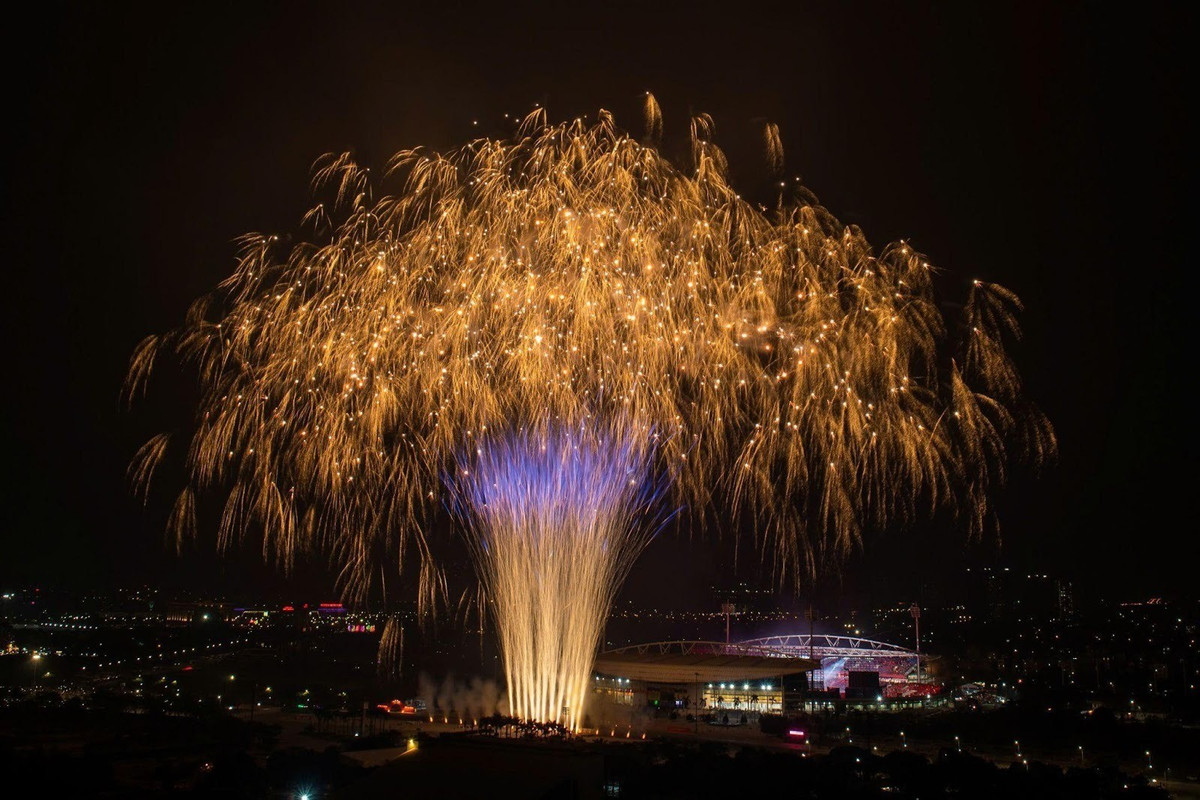 Đại nhạc hội “Dưới lá cờ vẻ vang của Đảng” được thiết kế theo cấu trúc nhiều đỉnh cảm xúc. Dưới “bàn tay phù thủy” lắp đặt vận hành của khoảng 80 chuyên gia, pháo hỏa thuật tầm thấp và pháo tầm cao được kích hoạt xuyên suốt, giữ nhịp thị giác liên tục.