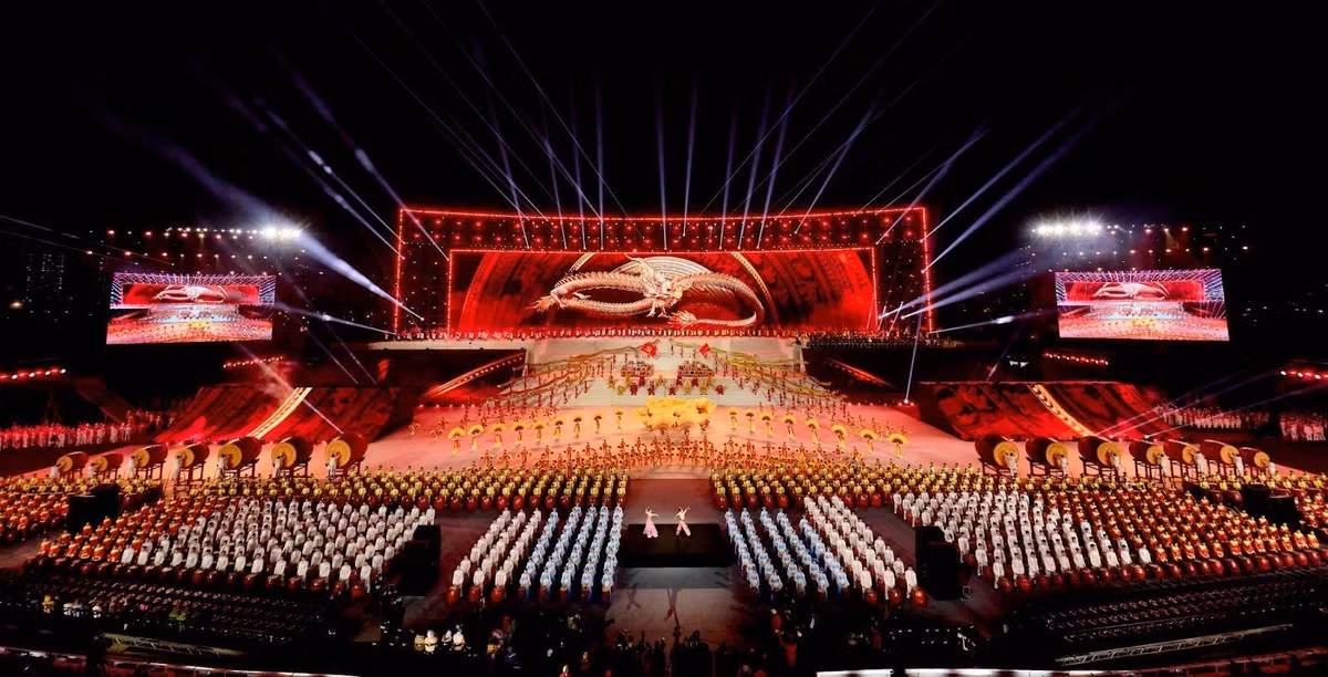 Trong đó, màn trống hội là một trong những tiết mục được dàn dựng công phu nhất, để lại ấn tượng sâu sắc cho khán giả. Với hơn 2.500 diễn viên và hơn 1.000 trống hội các loại, tiết mục đã tạo nên không gian nghệ thuật hùng tráng, vang vọng khí thế non sông. Những hồi trống rền vang, lúc khoan thai, lúc dồn dập, khắc họa sinh động tinh thần quật cường, ý chí kiên trung và truyền thống anh hùng của dân tộc Việt Nam.