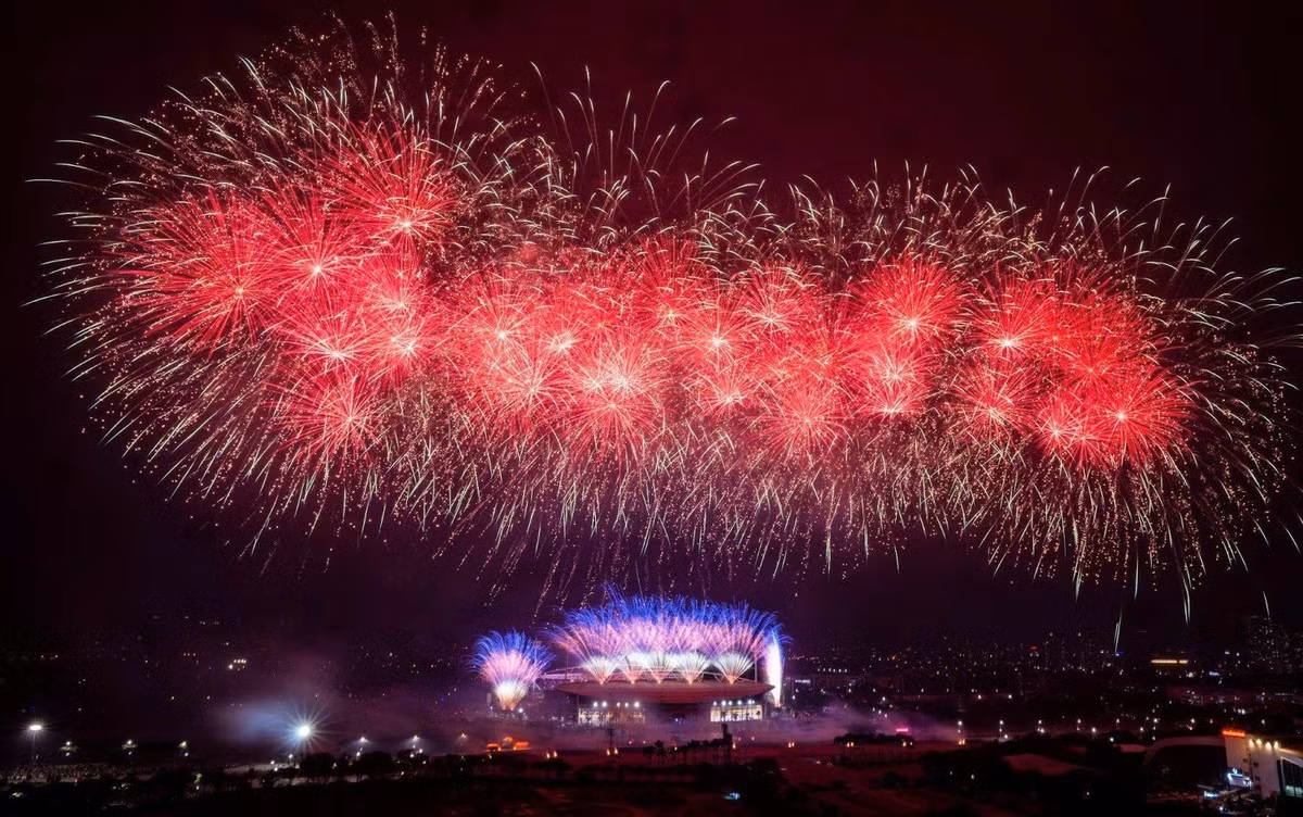 Chương trình được xem là “concert pháo hoa quốc gia” đẹp từ mọi góc nhìn. Những ngả đường, tòa nhà xung quanh sân vận động Mỹ Đình được lấp đầy trong đêm lạnh bởi khán giả không cần phải vào sân vẫn được ngắm pháo hoa xuyên suốt chương trình.