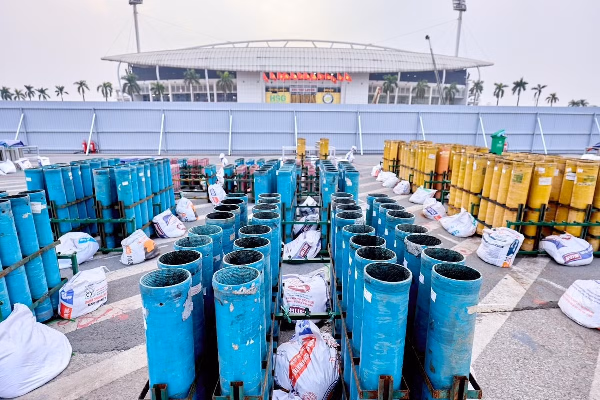 Đặc biệt, bố trí quanh khu vực khán đài B sân vận động là pháo hoa hỏa thuật ống đơn với độ cao ước tính 50 – 90 m, cùng các giàn pháo hỏa thuật loại 1.2 inch độ cao khoảng 50 – 60 m. Tất cả sẽ tạo nên những lớp hiệu ứng ánh sáng liên hoàn, đa tầng, bao phủ toàn bộ không gian trình diễn, tạo nên “bữa tiệc” của âm thanh và ánh sáng. Chương trình nghệ thuật đặc biệt “Dưới lá cờ vẻ vang của Đảng” dự kiến diễn ra vào 20 giờ tại Sân vận động Quốc gia Mỹ Đình, trong ngày bế mạc Đại hội đại biểu toàn quốc lần thứ XIV của Đảng, được truyền hình trực tiếp trên kênh VTV1 của Đài Truyền hình Việt Nam và các nền tảng số.