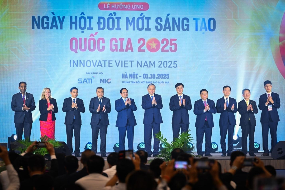 Tổng Bí thư Tô Lâm, Thủ tướng Phạm Minh Chính cùng lãnh đạo các Bộ, ngành và đại diện nhiều doanh nghiệp tiêu biểu như Tập đoàn T&T Group, Marvell, Samsung... bấm nút hưởng ứng Ngày hội Đổi mới sáng tạo Quốc gia 2025. 01.jpg