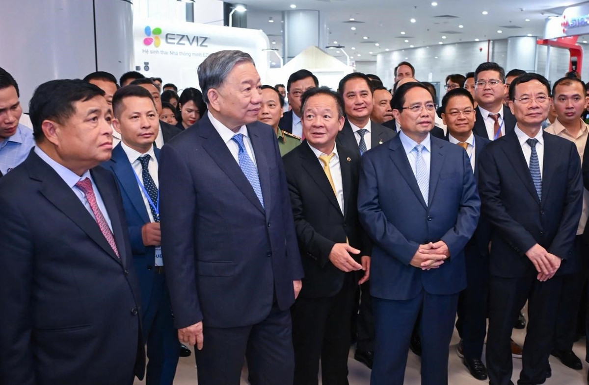 Tổng Bí thư Tô Lâm, Thủ tướng Phạm Minh Chính cùng các lãnh đạo các Bộ, ngành thăm quan gian trưng bày của T&T Group tại sự kiện. 02.jpg