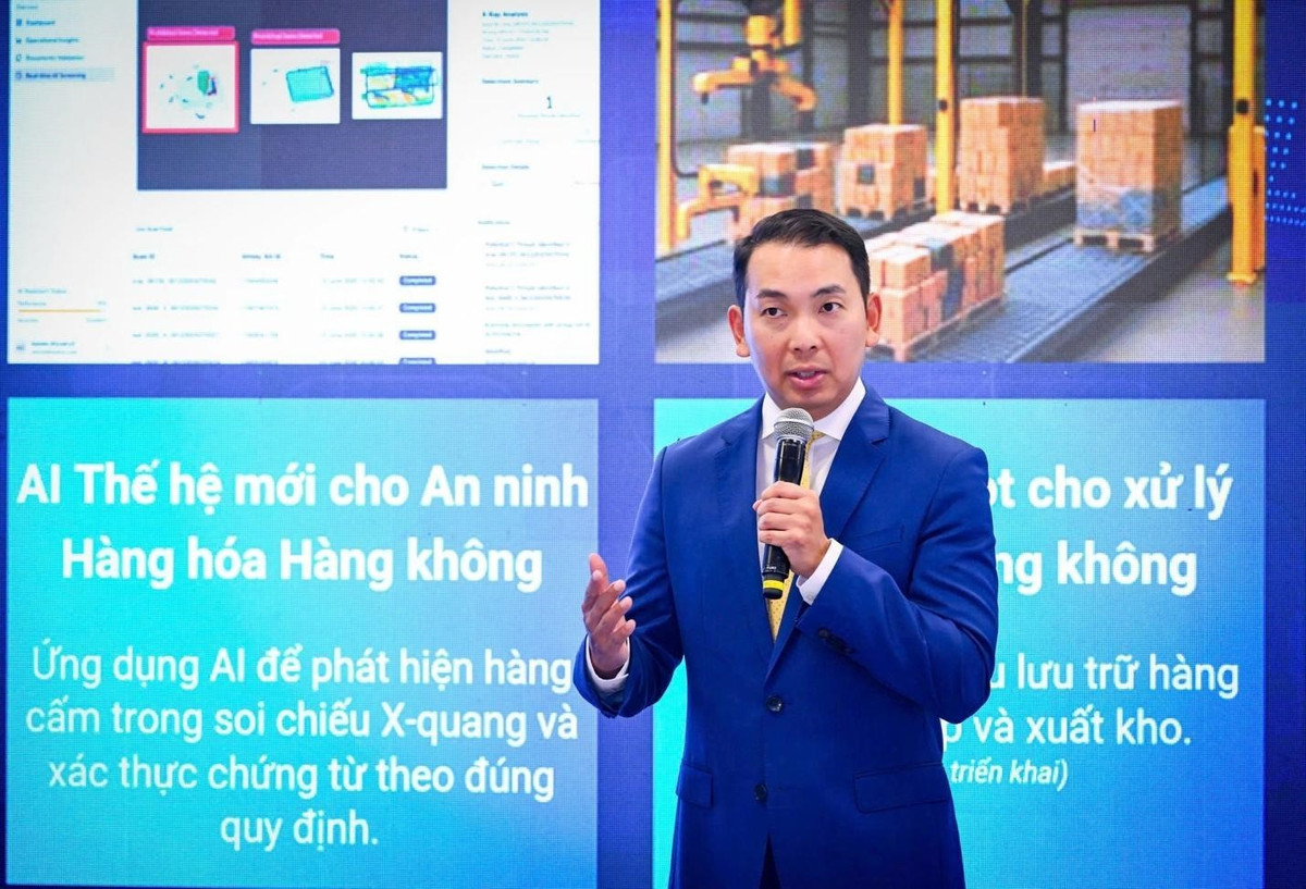 Tiến sĩ Yap Kwong Weng, CEO Việt Nam SuperPort™ trình bày những giải pháp đổi mới sáng tạo tại “siêu cảng” ICD Vĩnh Phúc – Việt Nam SuperPortTM 03.jpg