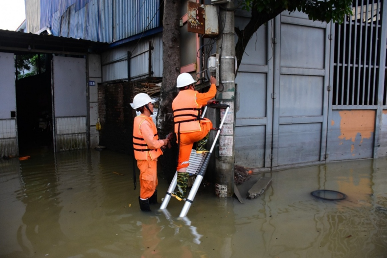 cong-nhan-evnhanoi-kiem-tra-thiet-bi-dien-tai-khu-vuc-ngap-ung-thuoc-xa-trung-gia.png