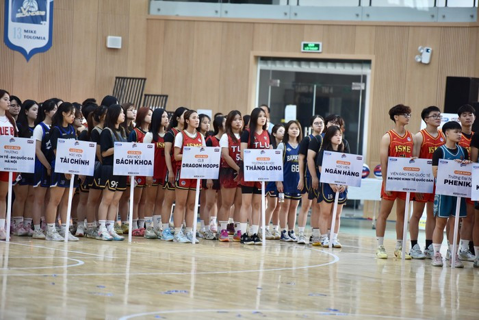 Đại diện một số đội bóng tại lễ khai mạc.