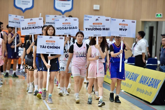 Đại diện U23 nữ diễu hành tại lễ khai mạc.