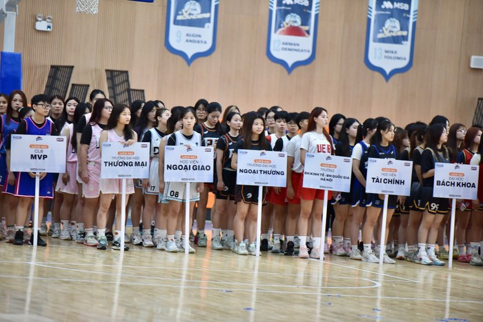 Đại diện một số đội bóng tại lễ khai mạc.