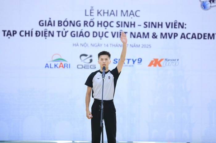 Đại diện tổ trọng tài tuyên thệ.