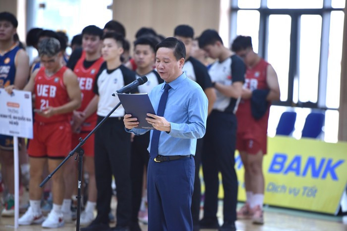 Nhà báo Nguyễn Tiến Bình - Phó Chủ tịch Hiệp hội Các trường đại học, cao đẳng Việt Nam, Tổng Biên tập Tạp chí điện tử Giáo dục Việt Nam, Trưởng Ban Tổ chức giải đấu phát biểu.