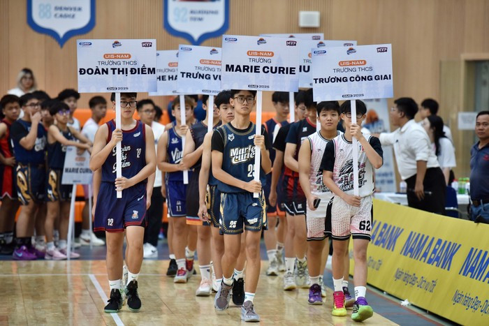 Đại diện U18 nam diễu hành tại lễ khai mạc.