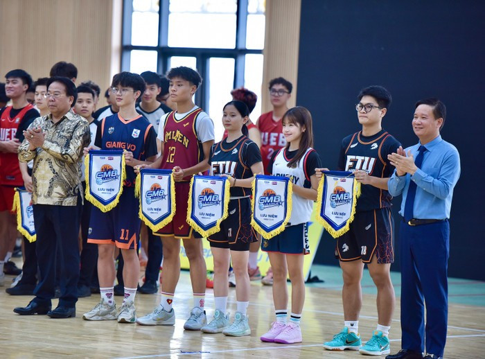 Ông Nghiêm Vũ Khải và Nhà báo Nguyễn Tiến Bình trao cờ lưu niệm cho đại diện các đội bóng.