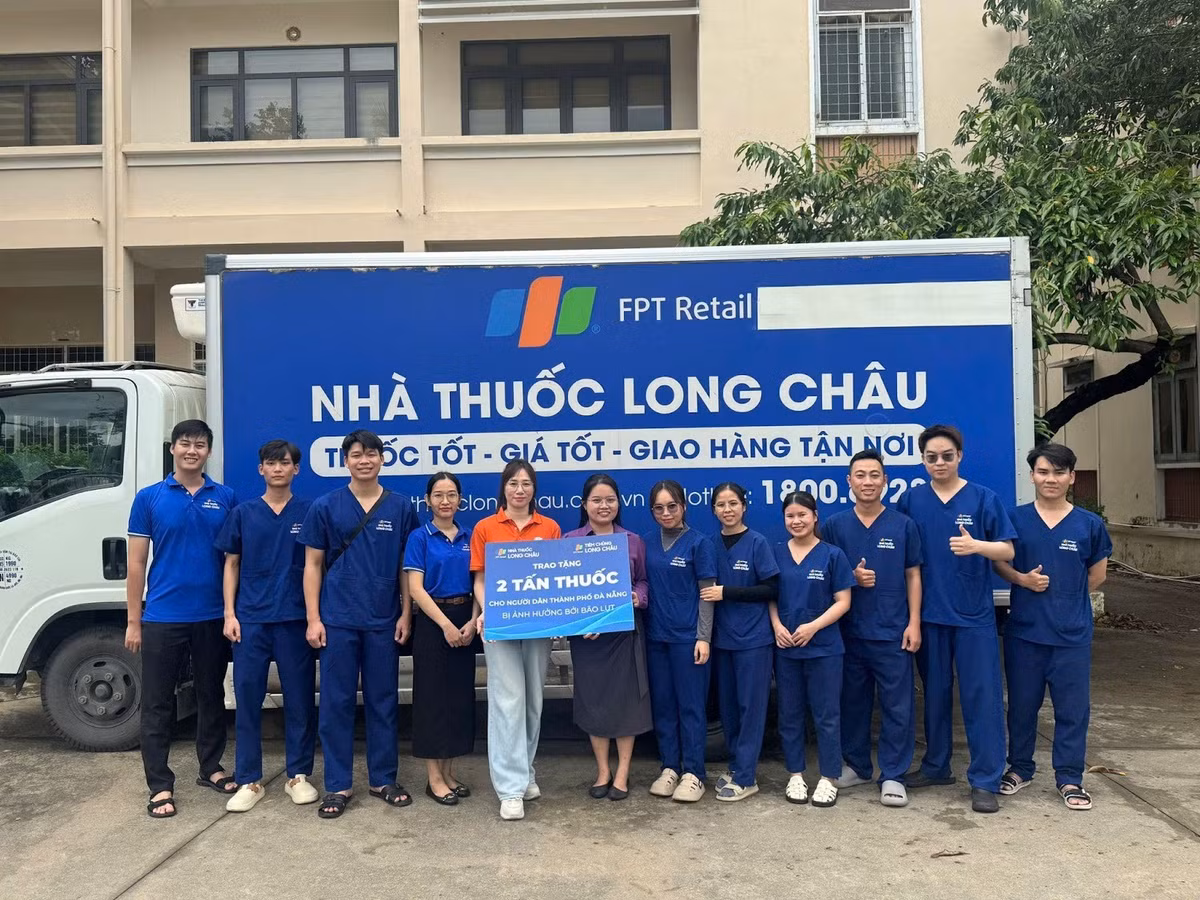 Long Châu điều động khẩn cấp 2 tấn thuốc và vật tư y tế, trao tặng người dân bị ảnh hưởng bởi bão lũ ở Đà Nẵng, Hội An.