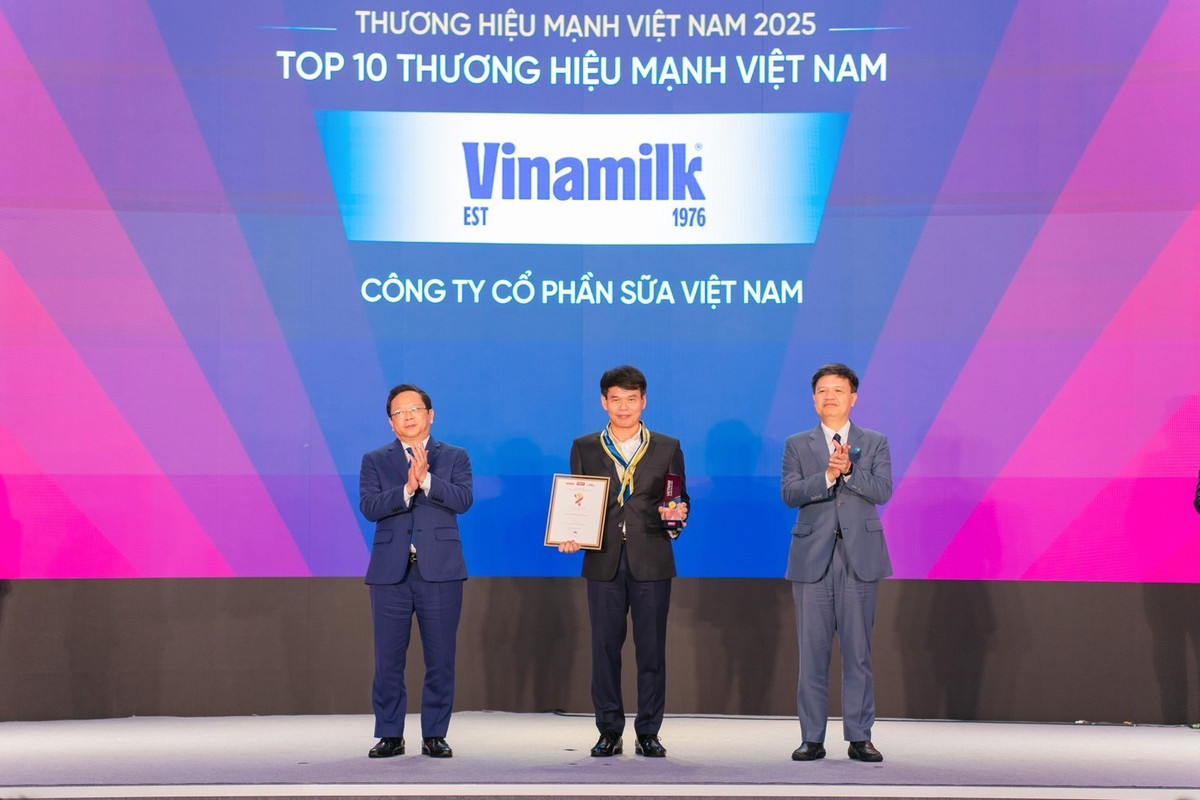Đại diện Vinamilk - Ông Phạm Tuyên, Giám đốc Chi nhánh Vinamilk Hà Nội - nhận vinh danh Top 10 Thương hiệu Mạnh Việt Nam 2025 1.jpg