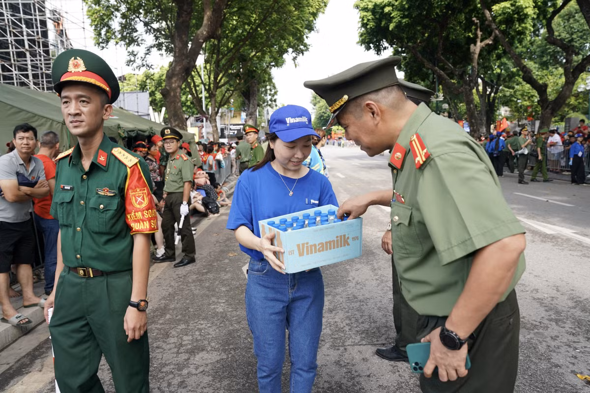 Những ngày vô cùng bận rộn nhưng cả chiến sĩ an ninh tham gia nhiệm vụ và nhân viên tiếp sức của Vinamilk đều được tái tạo năng lượng rất nhanh nhờ những sản phẩm dinh dưỡng của Vinamilk. (Ảnh: Vi Nam)