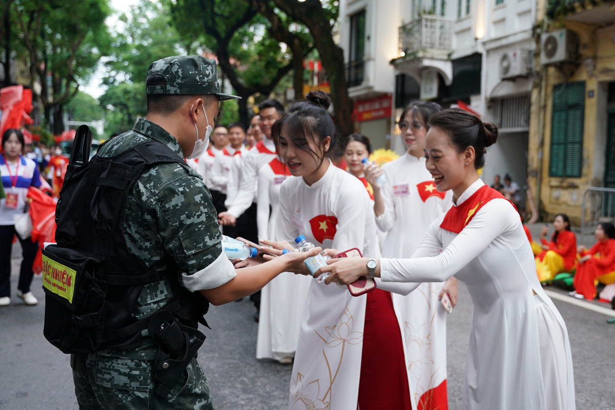 Không khí Hà Nội những ngày này như bừng sáng với sắc cờ đỏ sao vàng, những bước chân diễu binh kiêu hãnh, và tiếng reo hò cổ vũ vang khắp các tuyến đường. Trong hành trình vinh danh lịch sử và khẳng định tương lai ấy, Vinamilk đã tiếp thêm năng lượng cho niềm tự hào Việt Nam bằng việc triển khai hệ thống tiếp ứng dinh dưỡng tại 15 điểm trọng yếu, trải dài các tuyến đường Lê Trực, Hùng Vương, Trần Phú, Nguyễn Thái Học, Lê Duẩn, Quán Thánh, Phan Đình Phùng – nơi hàng chục nghìn người dân và lực lượng tham gia diễu binh – diễu hành tập kết và di chuyển. (Ảnh: Vi Nam)