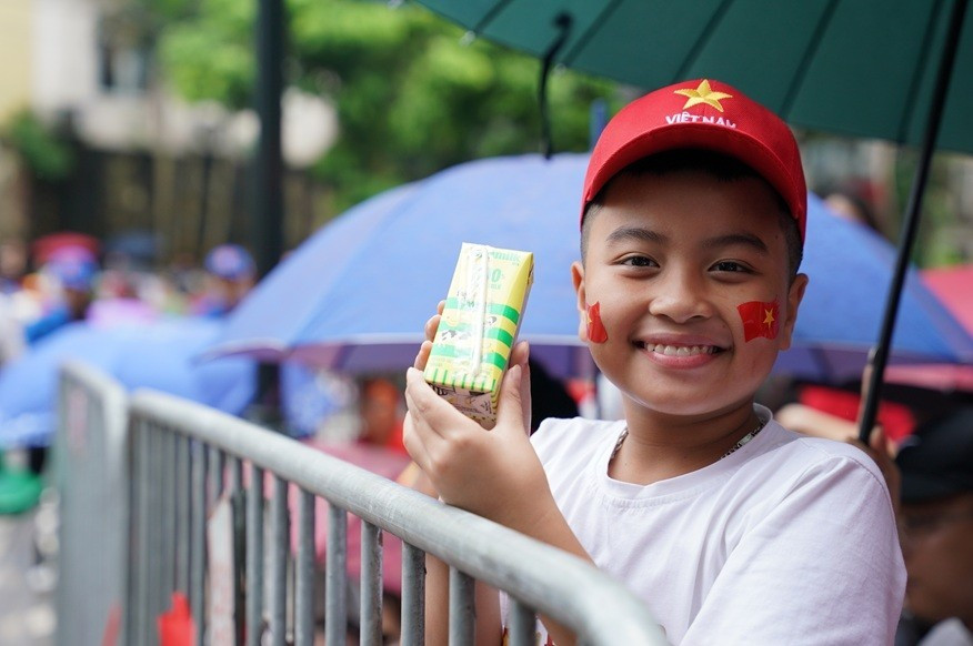 Em bé vui khoe hộp sữa Vinamilk vừa được nhận. Vinamilk luôn dành sự quan tâm đặc biệt đến trẻ em – mang đến nguồn dinh dưỡng chất lượng để các em lớn lên khỏe mạnh, vững vàng và đầy ước mơ. (Ảnh: Vi Nam)