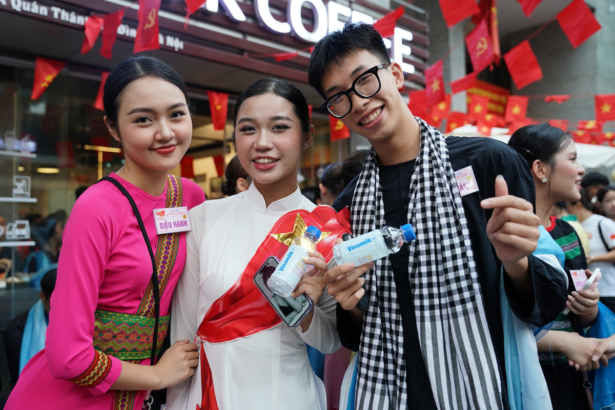 15 điểm tiếp ứng các sản phẩm dinh dưỡng của Vinamilk được triển khai dọc các tuyến đường trọng điểm khá thuận tiện để phục vụ lực lượng làm nhiệm vụ và người dân tham gia cổ vũ. Hòa cùng niềm vui của nhân dân cả nước, vinh dự được nhận nhiệm vụ, đội ngũ tiếp sức dinh dưỡng của Vinamilk luôn vui tươi với tinh thần sẵn sàng phục vụ. (Ảnh: Vi Nam)