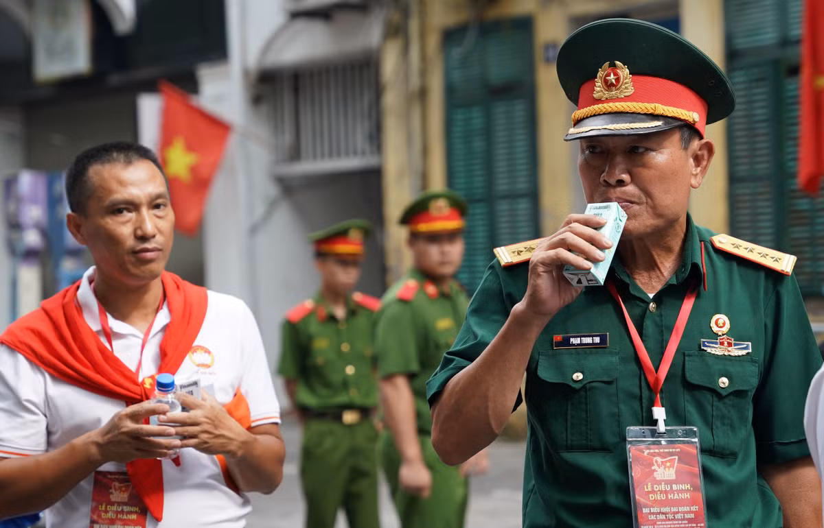 Ngày trước chiến đấu trên chiến trường, ngày nay các cựu chiến binh sải bước hạnh phúc trên tuyến đường diễu hành. (Ảnh: Vi Nam)