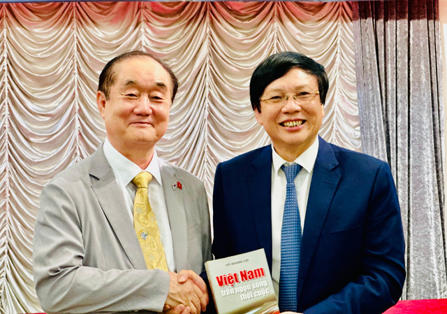 Nhà báo Hồ Quang Lợi: Xã hội càng phát triển, Báo chí càng phải nhân văn - Hình 7 Nha bao Ho Quang Loi: Xa hoi cang phat trien, Bao chi cang phai nhan van-Hinh-7