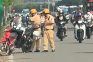 Đề nghị 'nhạy cảm' bị CSGT cảnh cáo, người đàn ông vứt xe bỏ đi